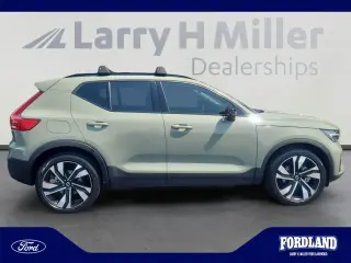 Volvo XC40 2023 AWD B5 Ultimate Dark Theme 4dr SUV