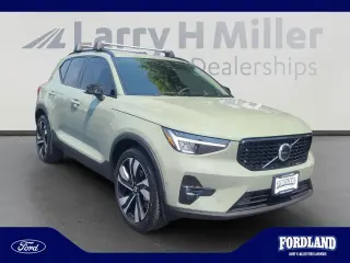 Volvo XC40 2023 AWD B5 Ultimate Dark Theme 4dr SUV