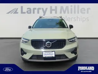 Volvo XC40 2023 AWD B5 Ultimate Dark Theme 4dr SUV