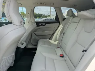 Volvo XC60 2022 B5 Momentum 4dr SUV