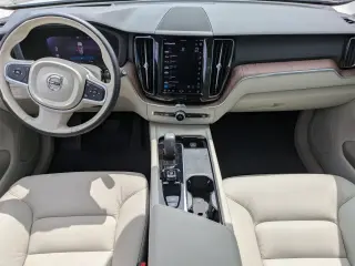 Volvo XC60 2022 B5 Momentum 4dr SUV