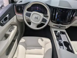 Volvo XC60 2022 B5 Momentum 4dr SUV