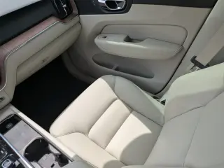 Volvo XC60 2022 B5 Momentum 4dr SUV
