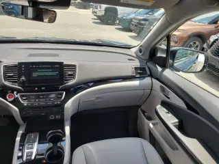 Honda Pilot 2020 AWD Touring 4dr SUV w/Rear Captain's Chairs