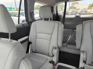 Honda Pilot 2020 AWD Touring 4dr SUV w/Rear Captain's Chairs