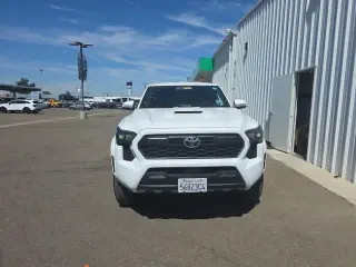 Toyota Tacoma 2024 4x2 SR5 4dr Double Cab 5.0 ft SB