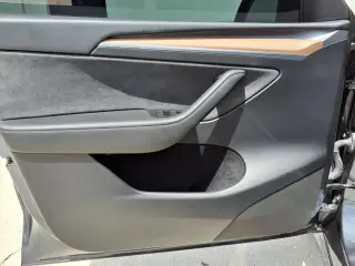 Tesla Model Y 2023 AWD Performance 4dr Crossover