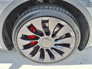 Tesla Model Y 2023 AWD Performance 4dr Crossover