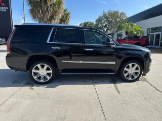 Cadillac Escalade 2019 Luxury 4dr SUV