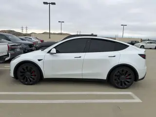 Tesla Model Y 2023 AWD Performance 4dr Crossover
