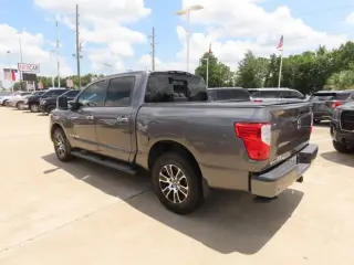 Nissan Titan 2021 4x4 SV 4dr Crew Cab 5.6 ft. SB