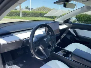 Tesla Model 3 2019 Mid Range 4dr Fastback