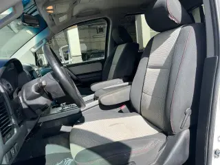 Nissan Titan 2012 4x4 SV 4dr Crew Cab SWB Pickup