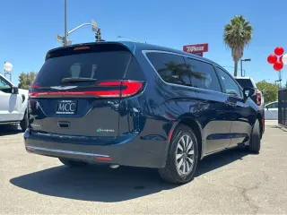 2025 Chrysler Pacifica Hybrid Select