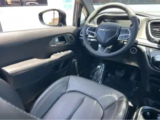 2025 Chrysler Pacifica Hybrid Select