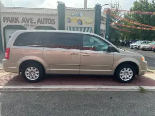 2009 Chrysler Town and Country LX