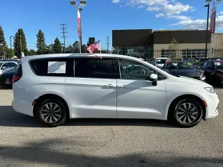 Chrysler Pacifica Plug-In Hybrid 2023 Touring L 4dr Mini-Van