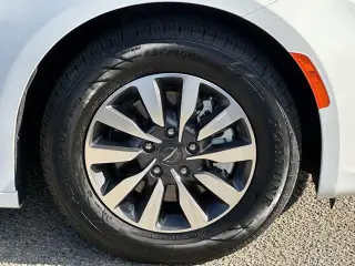 Chrysler Pacifica Plug-In Hybrid 2023 Touring L 4dr Mini-Van