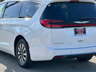Chrysler Pacifica Plug-In Hybrid 2023 Touring L 4dr Mini-Van