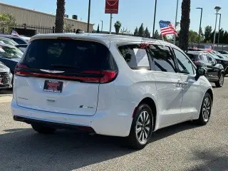 Chrysler Pacifica Plug-In Hybrid 2023 Touring L 4dr Mini-Van