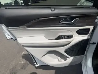 Jeep Grand Cherokee 2022 4x4 Overland 4dr SUV (midyear release)