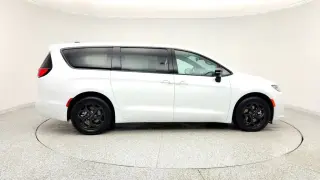 Chrysler Pacifica Plug-In Hybrid 2024 Road Tripper 4dr Mini-Van
