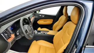 Volvo XC60 2025 AWD B5 Ultra Dark Theme 4dr SUV