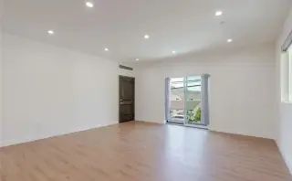 Beautiful 2 Bed Apt in