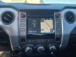 Toyota Tundra 2018 4x4 SR5 4dr CrewMax Cab Pickup SB (5.7L V8)