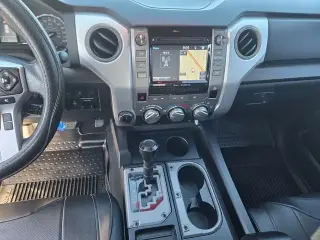 Toyota Tundra 2018 4x4 SR5 4dr CrewMax Cab Pickup SB (5.7L V8)