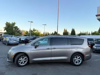 Chrysler Pacifica 2017 Touring-L Plus 4dr Mini-Van