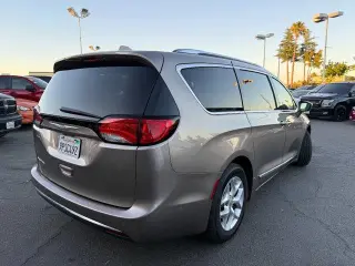 Chrysler Pacifica 2017 Touring-L Plus 4dr Mini-Van