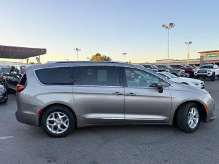 Chrysler Pacifica 2017 Touring-L Plus 4dr Mini-Van