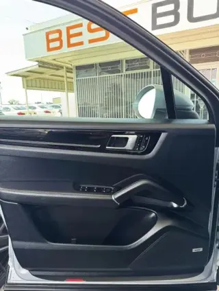 2019 PORSCHE CAYENNE