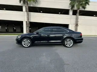 2017 VOLKSWAGEN PASSAT