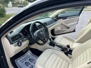 2017 VOLKSWAGEN PASSAT