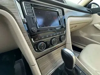 2017 VOLKSWAGEN PASSAT