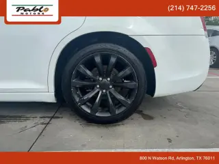 2019 CHRYSLER 300