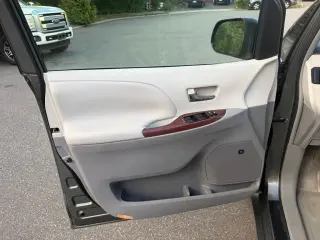 2011 TOYOTA SIENNA