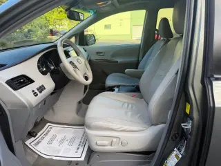 2011 TOYOTA SIENNA