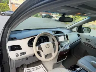 2011 TOYOTA SIENNA