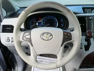 2011 TOYOTA SIENNA