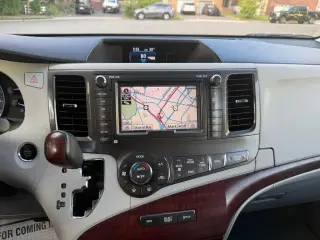 2011 TOYOTA SIENNA