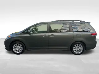 2011 TOYOTA SIENNA