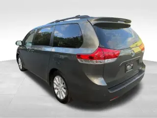 2011 TOYOTA SIENNA