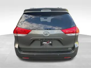 2011 TOYOTA SIENNA
