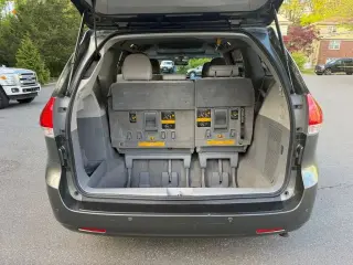 2011 TOYOTA SIENNA