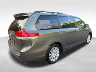 2011 TOYOTA SIENNA