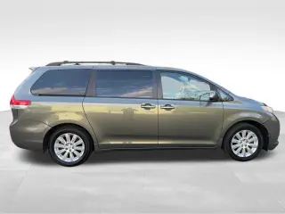 2011 TOYOTA SIENNA