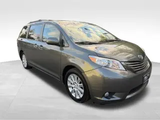 2011 TOYOTA SIENNA